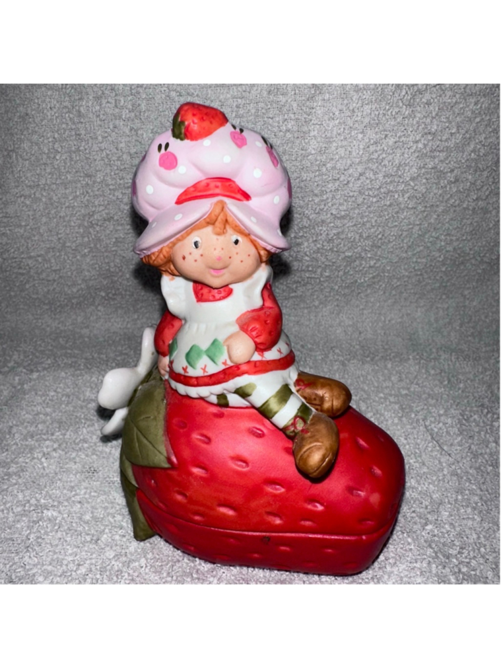 VTG 1981 Sweet Treasures Strawberry Shortcake Porcelain Hand Painted Trinket Box